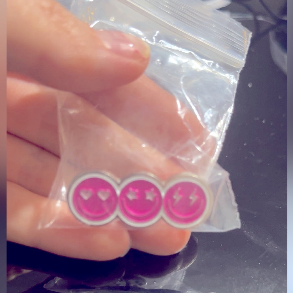 💝Free WITH PURCHASE ONLY💝 Pink smiley face pin 💖
